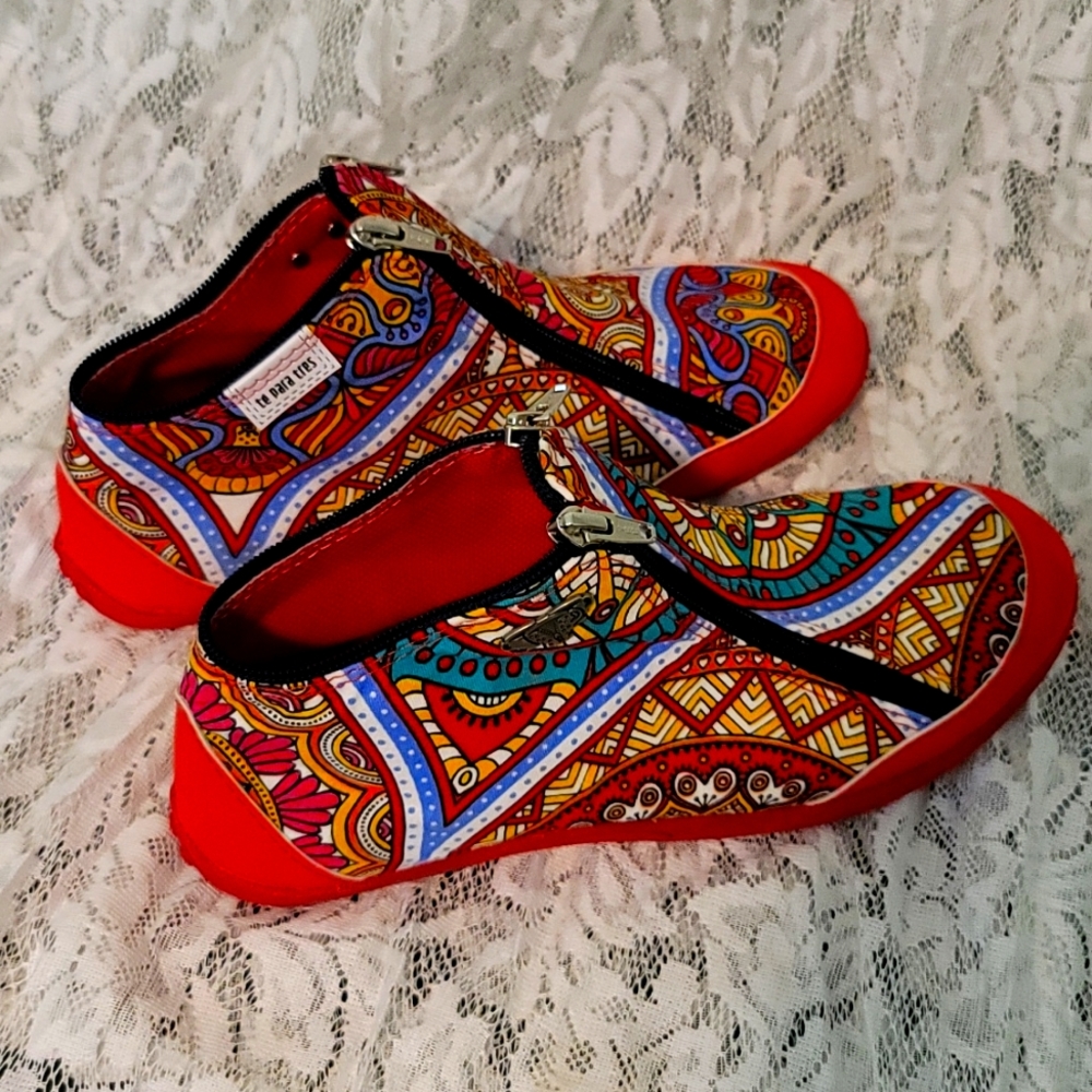 Te para tres women zip up sneakers. Size 9